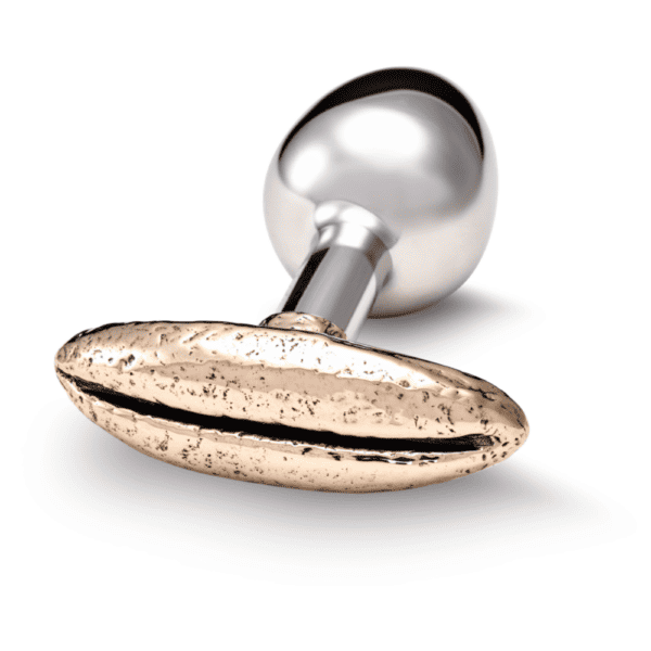 Image on white background of a rosebud silver plug with a coffee bean-like shape at the end, coppery.
