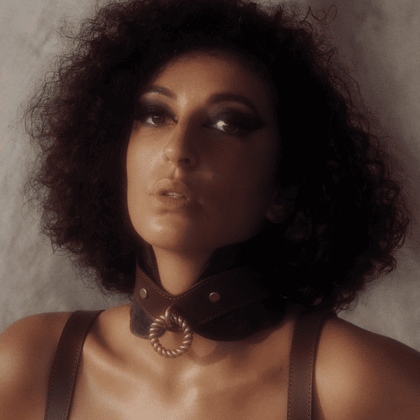 Leather LIEBE SEELE THE EQUESTRIAN Posture & Lead collar worn by a woman. Made from cowhide leather and lined with lambskin, the set offers optimum comfort and outstanding head carriage, ideal for domination and Pony Play.