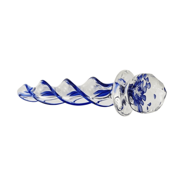 Fotografía sobre fondo blanco, packshot, consolador de cristal, transparente con forma de espiral y pintura azul y blanca en su interior.