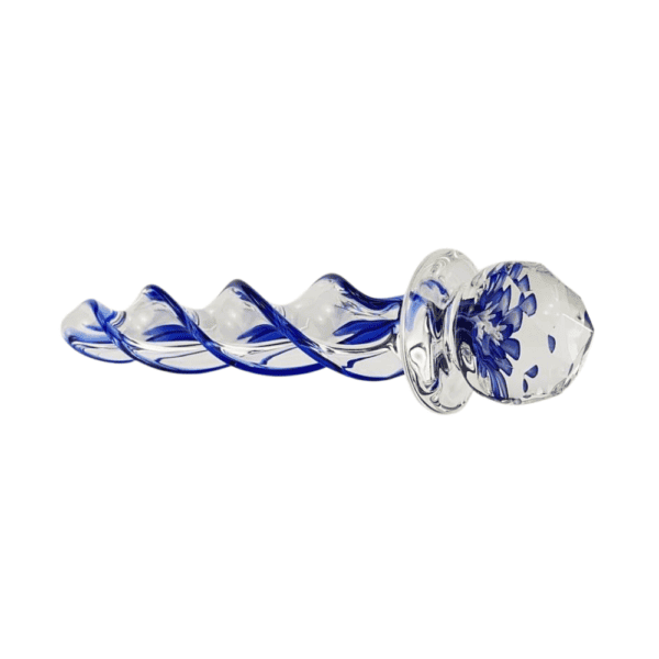 Photographie sur fond blanc, packshot, dildo de verre, transparent avec forme de spirale et fleure de peinture bleu et blanche à l’intérieur.