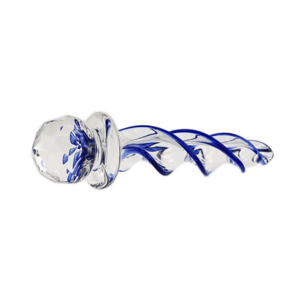 Photographie sur fond blanc, packshot, dildo de verre, transparent avec forme de spirale et fleure de peinture bleu et blanche à l’intérieur.
