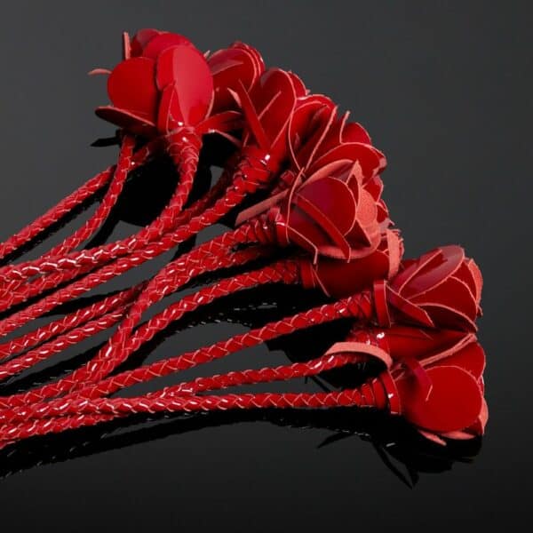 Fouet Rosa Sanguine HOUSE OF SXN, cuir verni rouge, douze lanières tressées, rose en cuir, BDSM de luxe, fabriqué à la main à Palm Beach, plaisir raffiné et sophistiqué.