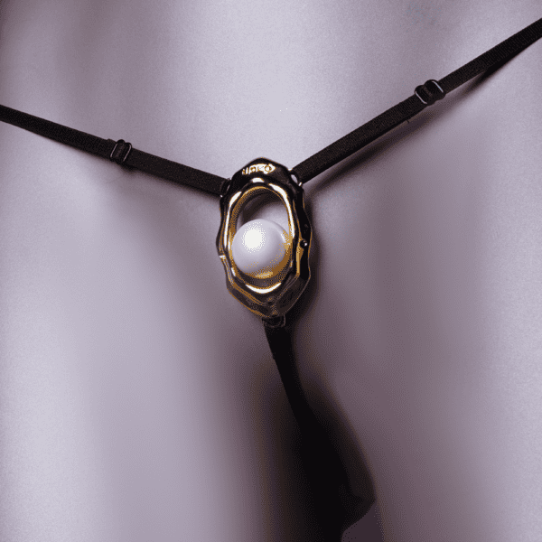 Bijou clitoridien “Moist Eyes” de UPKO avec stimulateur ergonomique et perle roulante. G-String ajustable, détails dorés, alliage de zinc hypoallergénique pour une stimulation et un confort optimaux.