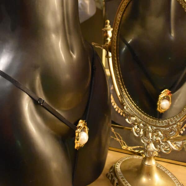 G-String Bijou Clitoridien de UPKO sur mannequin dans le showroom, avec un miroir.