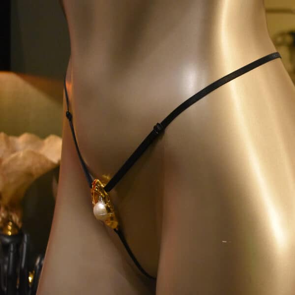 UPKO G-String Bijou Clitoridien en un maniquí en la sala de exposición.