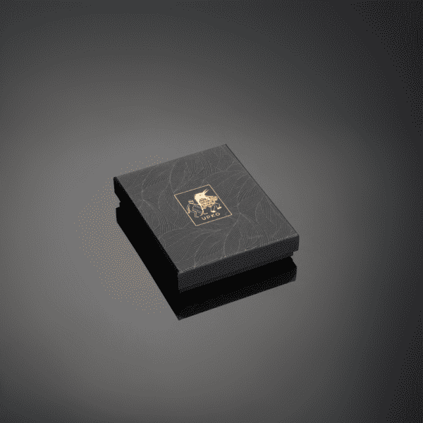 Photographie packaging upko noir et doré sur fond noir brillant