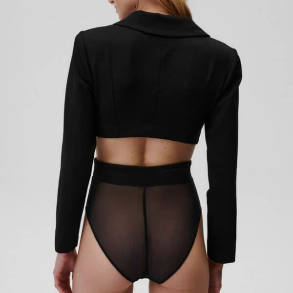 Fotografía de una modelo de espaldas con el body Obsessed de Undress Code sobre fondo blanco.