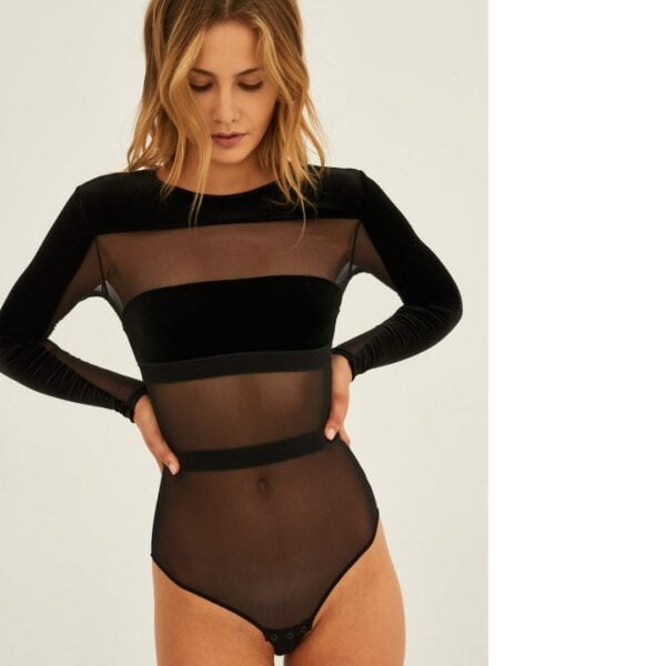 Model trägt den Undress Code Go For It Body vor einem hellen Hintergrund.