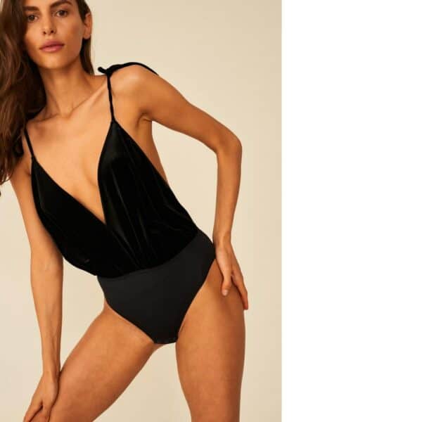 Mannequin portant le body Undress Code once in a blue moon, sur un fond clair.