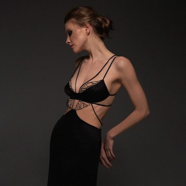 Model trägt das Zeina Seidenkleid aus der Odyssey Kollektion von Valnue auf einem grauen Hintergrund.