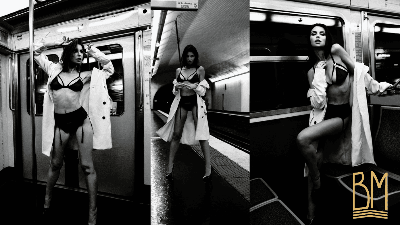 Mujer vestida con un traje Atelier Amour en el metro.