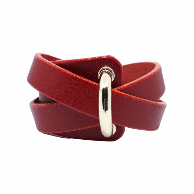 Packshot auf weißem Hintergrund des roten Cherry Arch-Armbands von Una Burke.