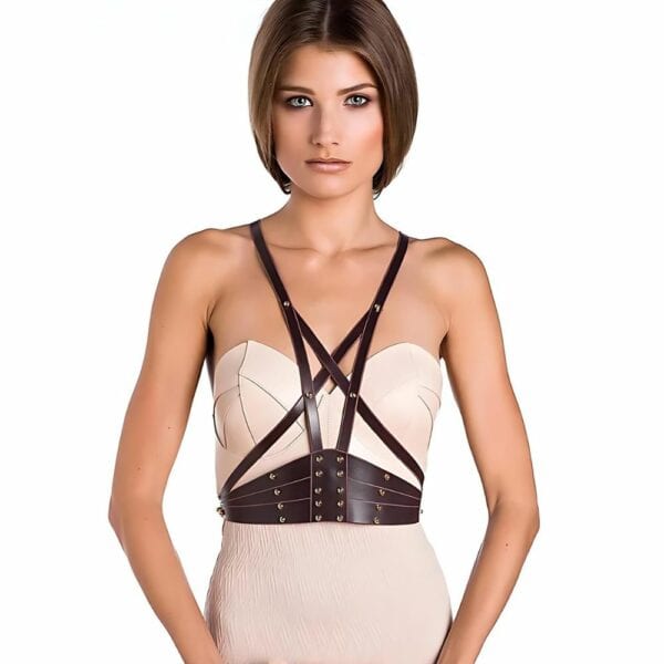 Femme portant un corset Una Burke en cuir marron sur fond blanc.