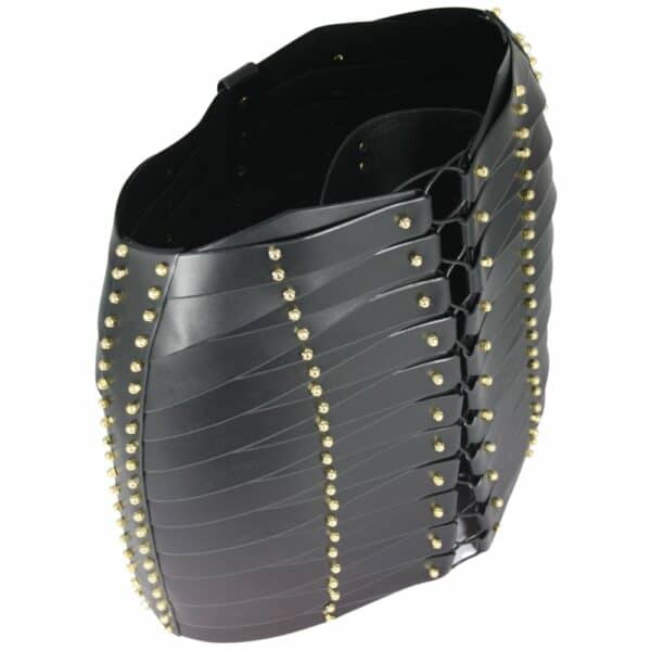 Packshot auf weißem Hintergrund von Una Burkes geschnürtem Strappy Rock aus schwarzem Leder.