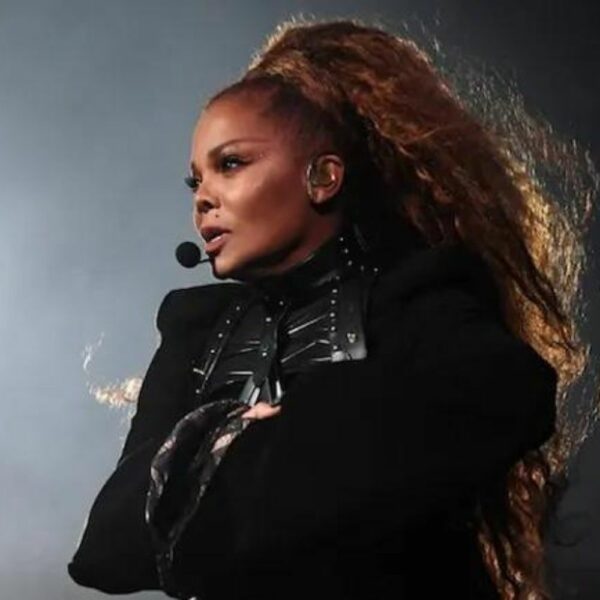 Janet Jackson trägt bei einem Konzert ein Una Burke-Top.