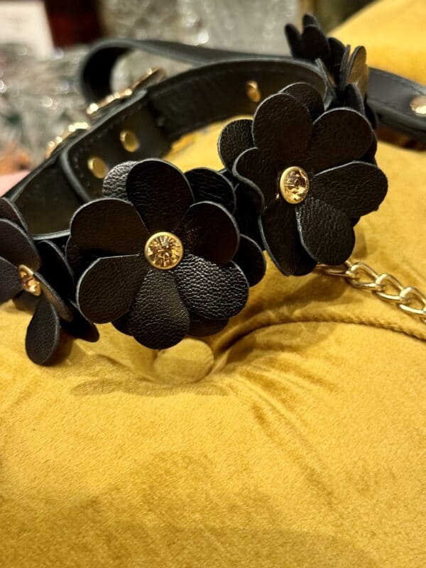 Collier et laisse en cuir noir au design fleur avec chaine en or