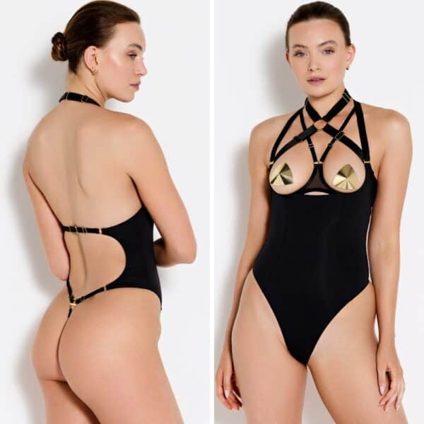 Femme de Devant et de 3/4 Dos portant un Body Low-Cut, un Soutien-Gorge Ouvert Noir et des Nippies Or