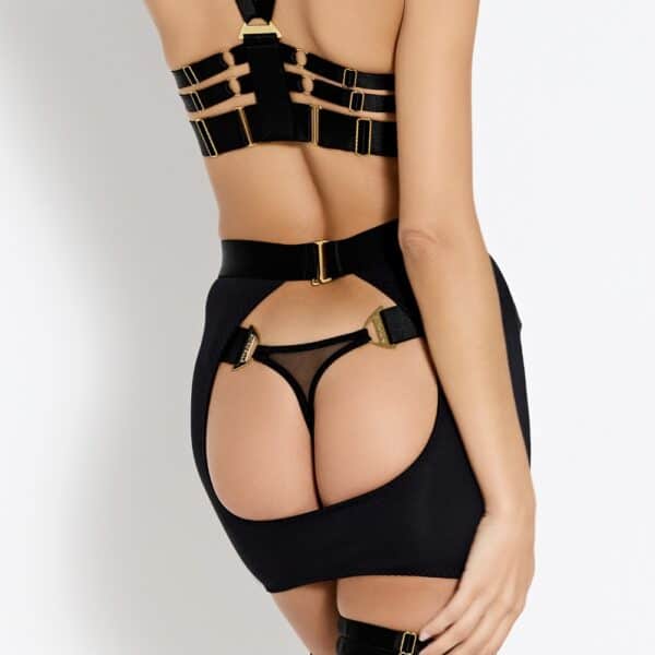 Détail sur la Jupe d'une Femme de Dos portant un Soutien-Gorge Croisé, une Jupe Ouverte sur les Fesses, des Jarretières et un String Couleur Noir