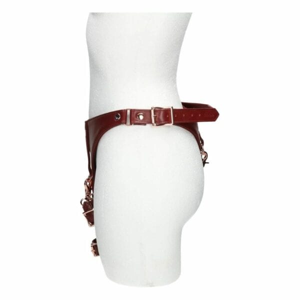 Photo sur Mannequin du Côté d'une Ceinture Harnais en Cuir couleur Rouge
