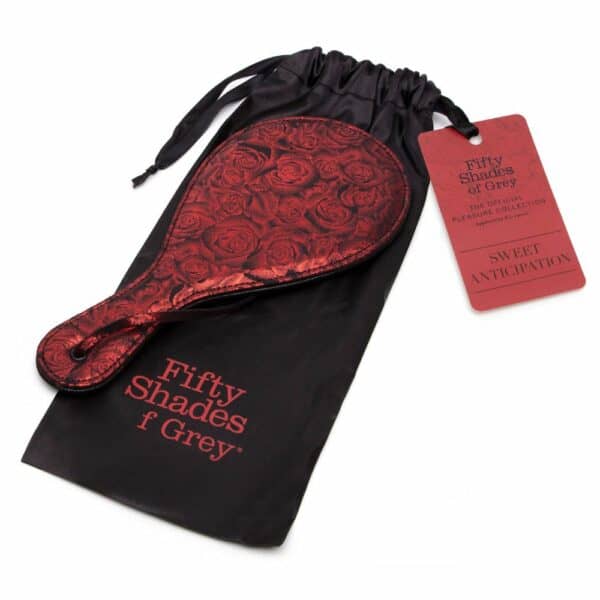 Packshot de Pádel con Telas de Raso con Estampado de Rosas Rojas con Pochón de Raso