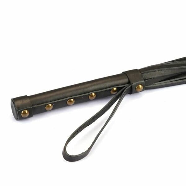 Détail du Manche du Packshot d'un Martinet en Cuir Marron