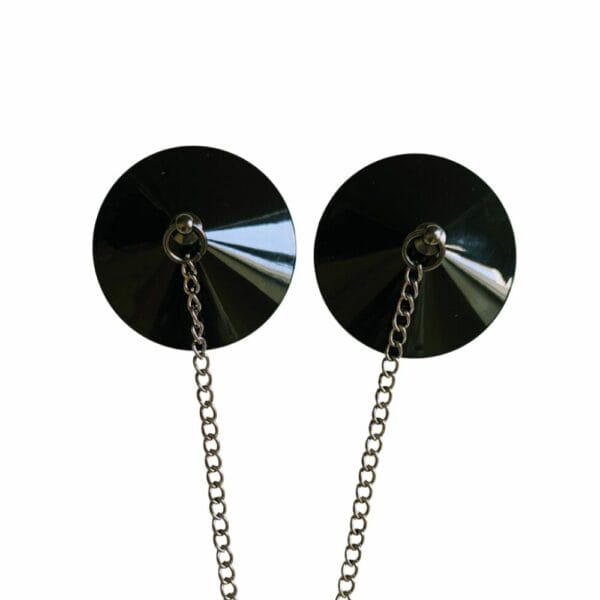 Packshot de Nippies negros unidos por una cadena negra