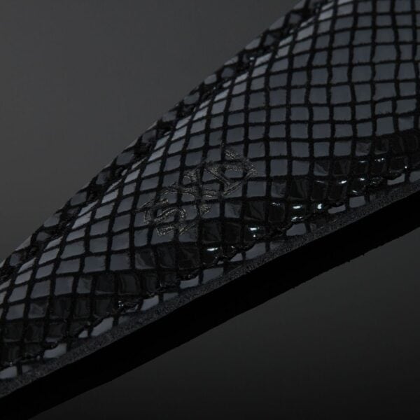 Packshot Bondage collar de cuero de vaca negro en relieve brillante Serpens y O-Ring de metal