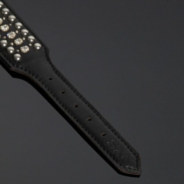 Packshot Collier Bondage en Cuir Nubuck Noir et Cristaux et Petit Anneau en Métal
