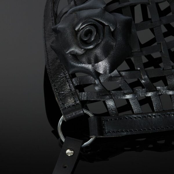 Détail sur la Rose du Packshot de Devant d'un Masque en Lanières en Cuir et Rose en Cuir couleur Noir
