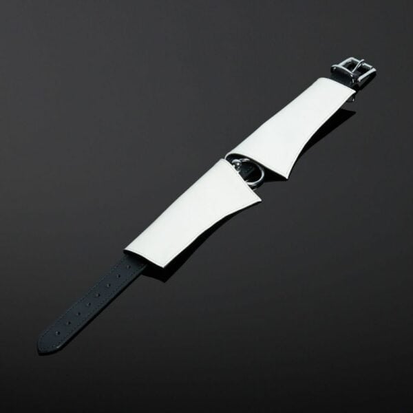 Foto Packshot Detalle Collar Corbata Metal Bondage Cuero Barniz Blanco