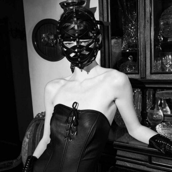 Foto Frau mit Bondage-Maske aus schwarzem Rindsleder mit Link