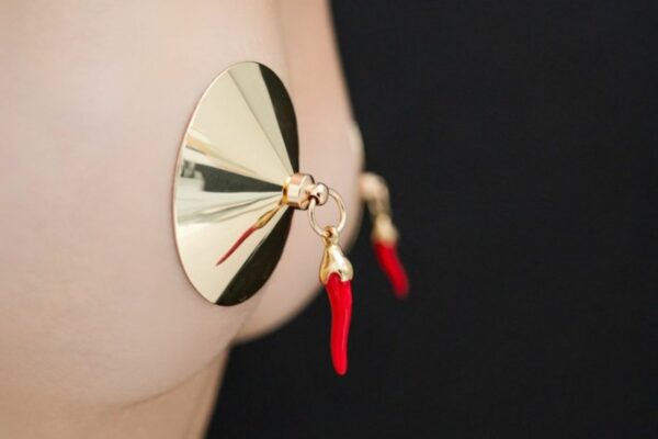 Nippies dorados con detalles de pimienta roja Talla única con base de acero inoxidable y metal de 5 cm de diámetro hechos a mano por Yokkocherie en Voiron (Francia)