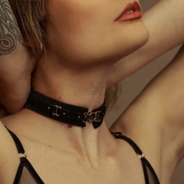 3/4-Frau, die einen Choker mit elastischem Riemen trägt, Farbe Schwarz