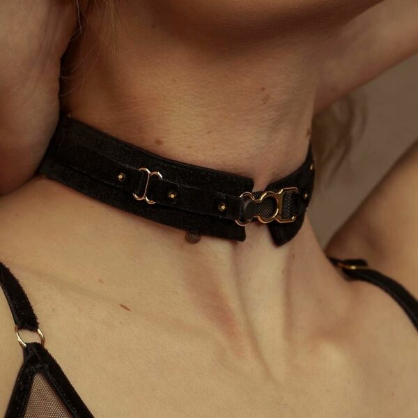 3/4-Frau, die einen Choker mit elastischem Riemen trägt, Farbe Schwarz