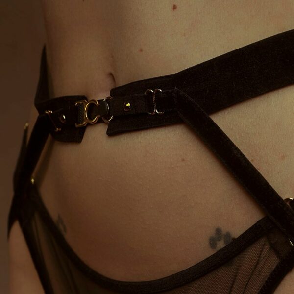 Hervé by Céline Marie Роскошное нижнее белье BRIGADE MONDAINE (50) Деталь женских стрингов 3/4 длины в сеточку и бархатного эластичного пояса-суспендера в черном цвете