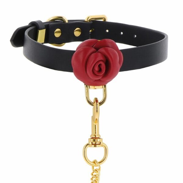 Collar y correa de cuero negro Fabricado en suave imitación de cuero negro y adornado con una rosa roja de cuero auténtico y una correa de suave imitación de cuero negro con detalle de rosa roja y cadena de metal dorado sin níquel.