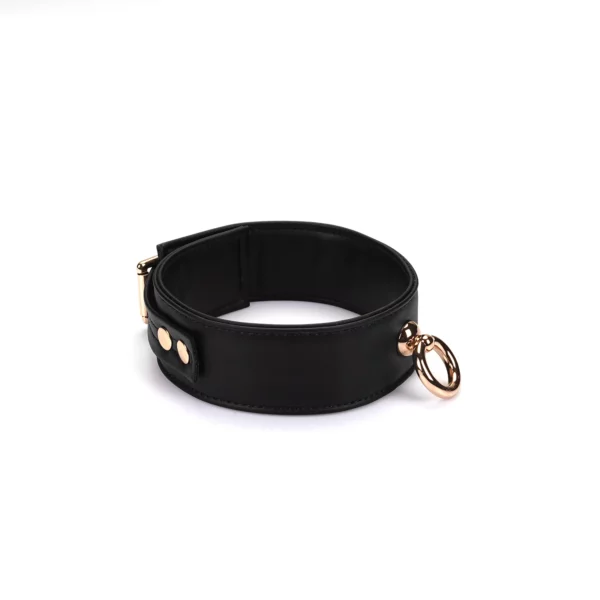 Packshot Collar negro de organosilicona con cadena dorada y junta tórica dorada