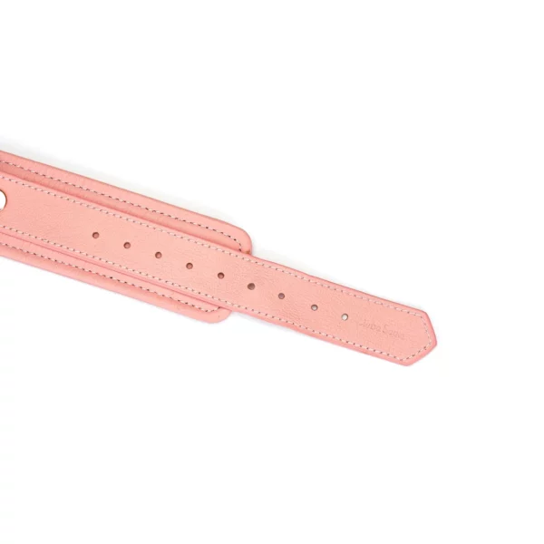 Packshot Chocker-Halskette aus rosafarbenem Leder Detail auf dem Befestigungsriemen