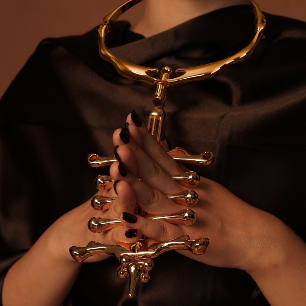 Vorderfrau mit goldener Halskette und Fingerklemme