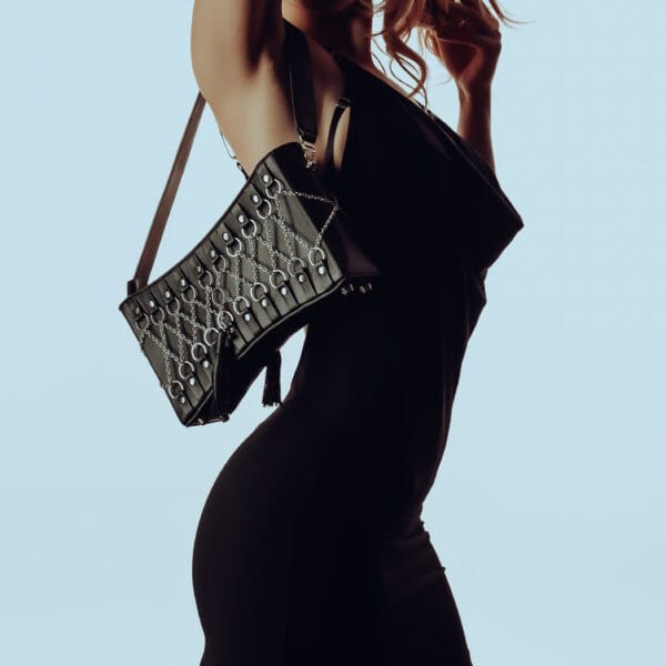 Robe convertible en bambou avec soutien-gorge harnais amovible, associée à un sac à main en cuir corseté avec détails en argent sterling et intérieur en daim violet. Audace, élégance et modularité.