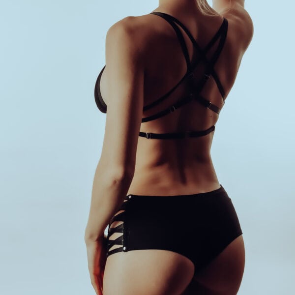 Corset boyshorts en bambou avec lacet satin et fermeture porte-jarretelles, soutien-gorge harnais strappy en bambou avec fermeture porte-jarretelles. Confort, ajustement parfait et sensualité raffinée.