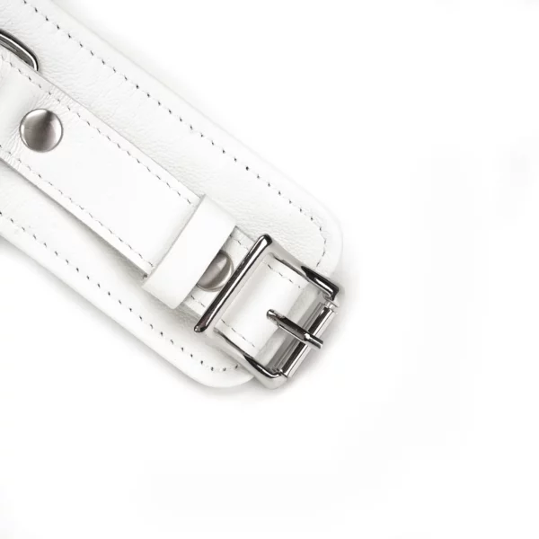 Packshot Esposas de cuero Blanco Zoom Detalle en hebilla de plata