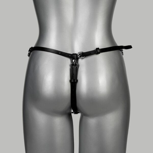 Packshot Vue de Dos Open Thong in Black Leather with Silver Ring and Detail