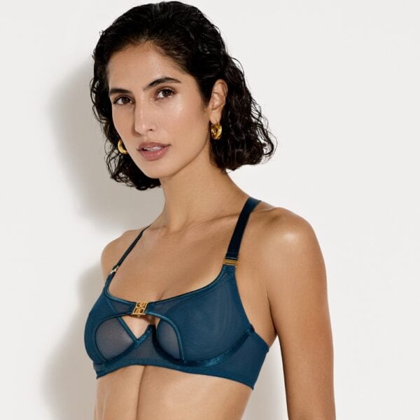 NARA collection BORDELLE AW26 Balconnet-Bügel-BH aus extrafeinem Netz und Satin mit 24 Karat vergoldetem Finish. Verstellbare Träger und Riemen, vergoldeter Hakenverschluss. Teal Blue, elegant und gewagt.