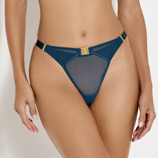 NARA Bordelle AW26 String aus extrafeinem Netz und Satin mit 24 Karat vergoldeten Details und Bordelle-Logo. Elastische, verstellbare Riemen für perfekten Komfort und Halt. Teal Blue Farbe, ikonisches Design für den täglichen Gebrauch.