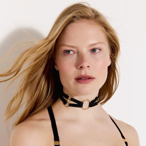 Collar bondage NARA Bordelle de satén elástico Signature con cuatro eslabones de cadena chapados en oro de 24 quilates y gran anilla central. Un accesorio refinado y atrevido para realzar tus conjuntos.