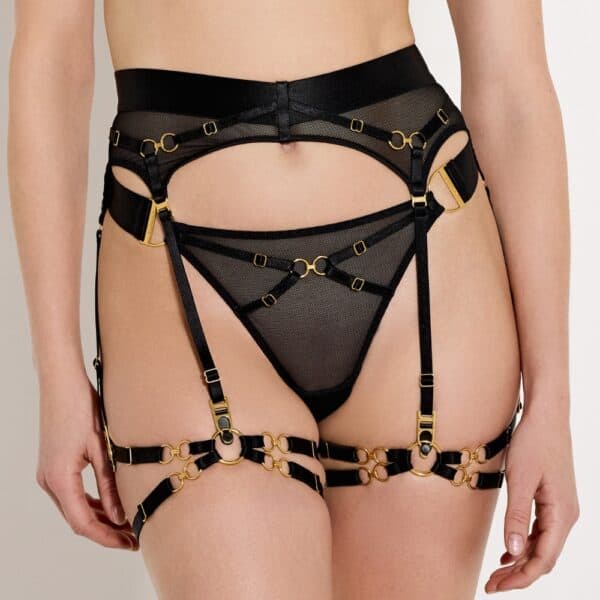 Ligas bondage NARA Bordelle AW26 de satén elástico Signature, totalmente ajustables. Detalles de cadena y anilla chapados en oro de 24 quilates. Talla única (35-60 cm). Color negro. Fabricado en Europa.