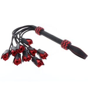 Batidor de piel con correas en forma de rosa y asa trenzada con detalles rojos
