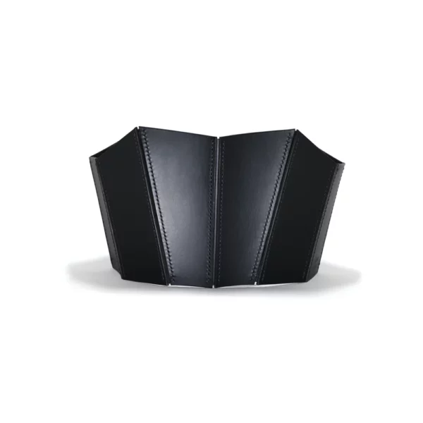 Corset 71458 noir porté sur fond blanc, confectionné en cuir pleine fleur rigide avec une coupe géométrique qui souligne la taille et la poitrine. Le système de laçage discret à l'arrière et la finition épurée ajoutent une touche élégante.