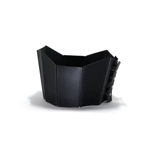Corset 71458 noir porté sur fond blanc, confectionné en cuir pleine fleur rigide avec une coupe géométrique qui souligne la taille et la poitrine. Le système de laçage discret à l'arrière et la finition épurée ajoutent une touche élégante.